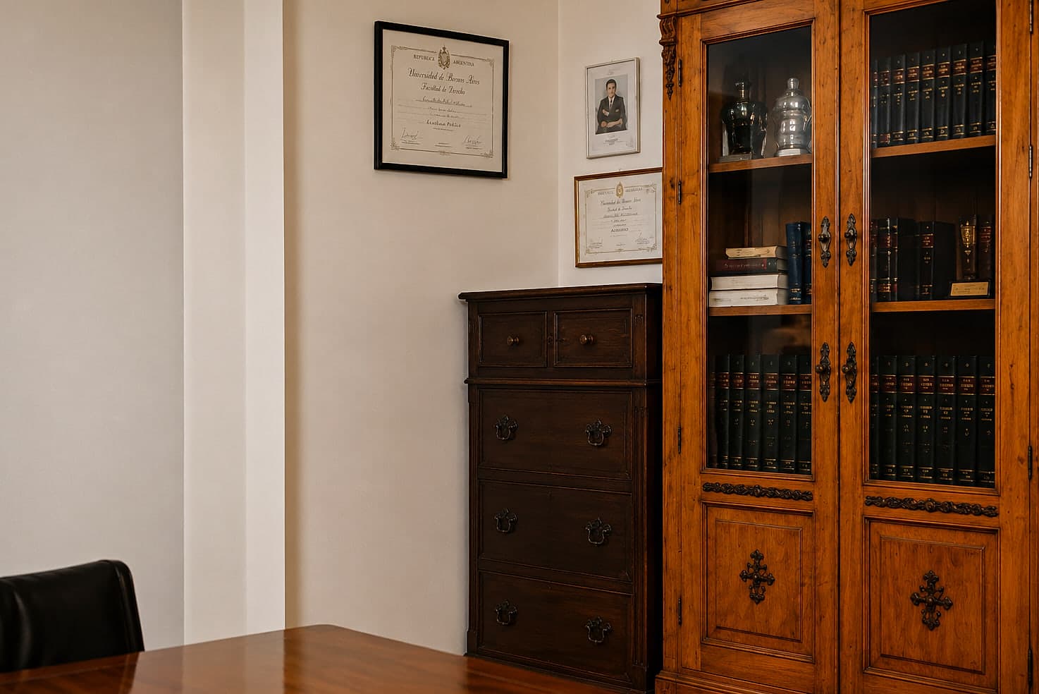 Biblioteca del estudio, con los volúmenes de doctrina y los diplomas